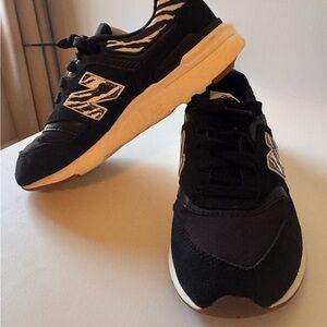 New Balance Girls Black and White Sneakers